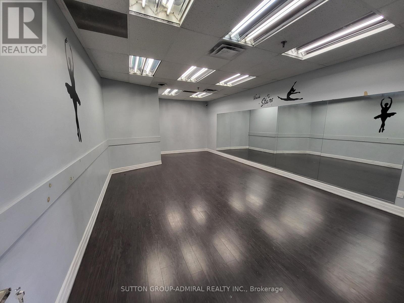 4507 Chesswood Drive, Toronto, Ontario  M3J 2T9 - Photo 4 - W12542138