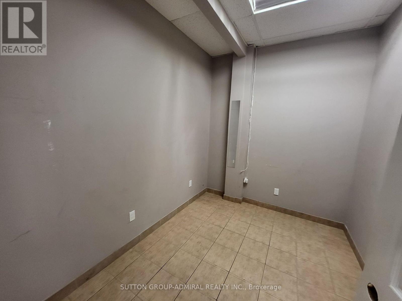 4507 Chesswood Drive, Toronto, Ontario  M3J 2T9 - Photo 6 - W12542138