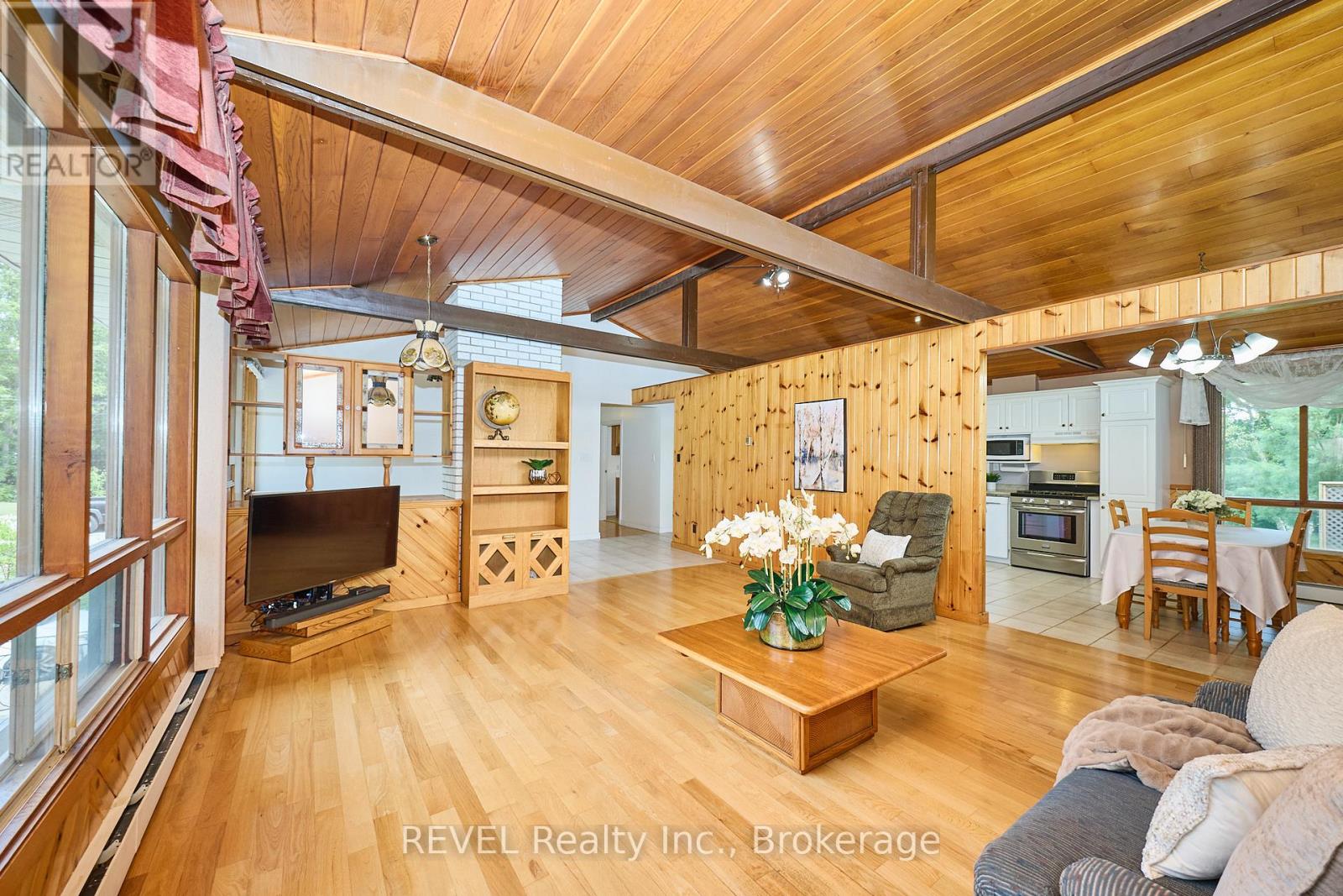 268 Canboro Road, Pelham, Ontario L0S 1M0 - Photo 10 - X12542296