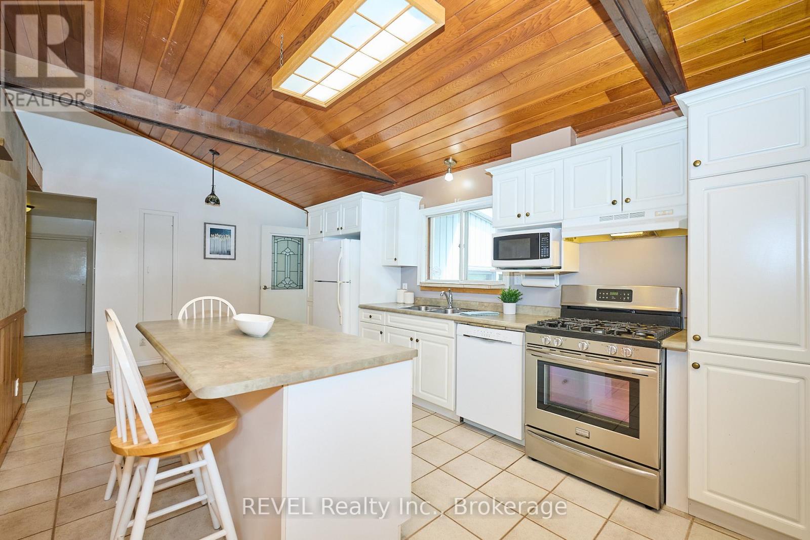 268 Canboro Road, Pelham, Ontario L0S 1M0 - Photo 13 - X12542296