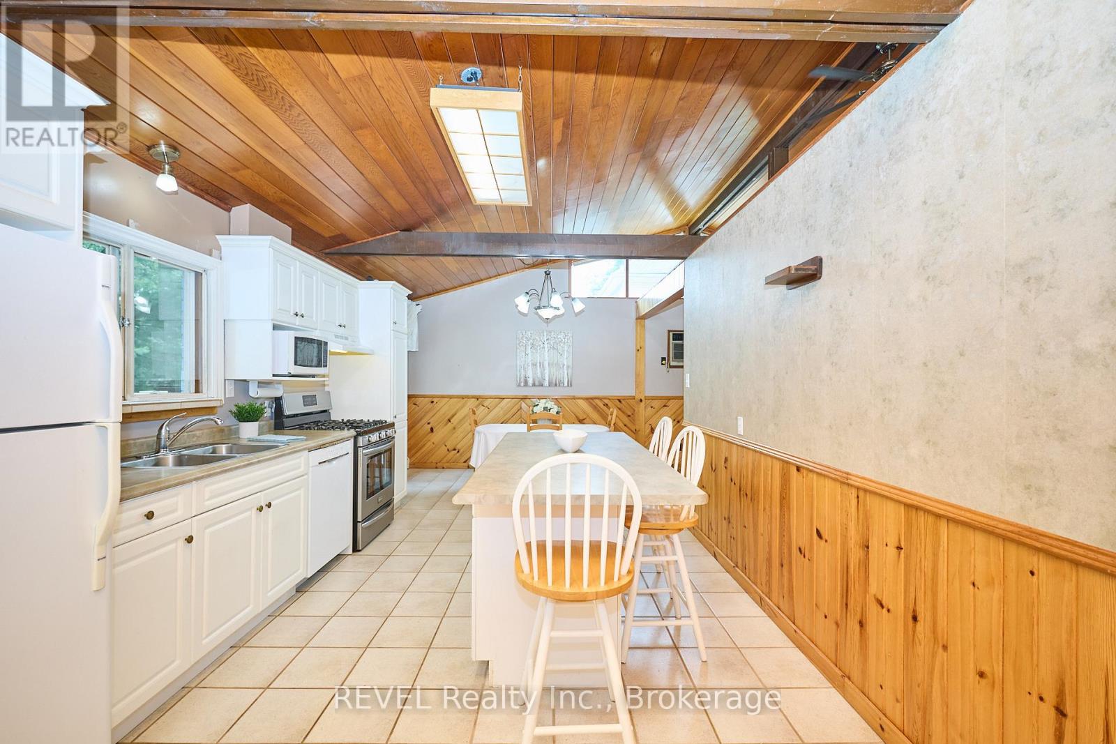 268 Canboro Road, Pelham, Ontario L0S 1M0 - Photo 15 - X12542296