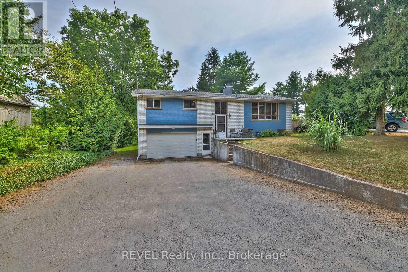 268 Canboro Road, Pelham, Ontario L0S 1M0 - Photo 2 - X12542296