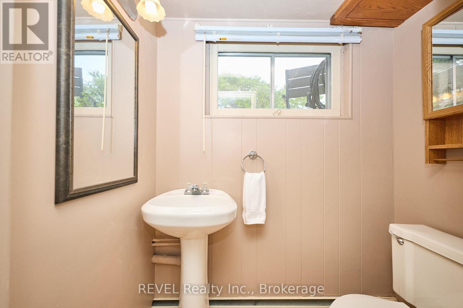 268 Canboro Road, Pelham, Ontario L0S 1M0 - Photo 32 - X12542296