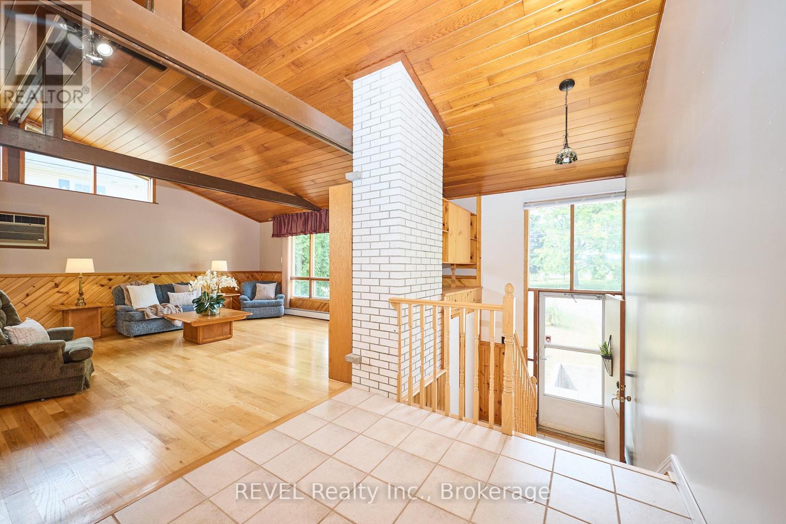 268 Canboro Road, Pelham, Ontario L0S 1M0 - Photo 7 - X12542296