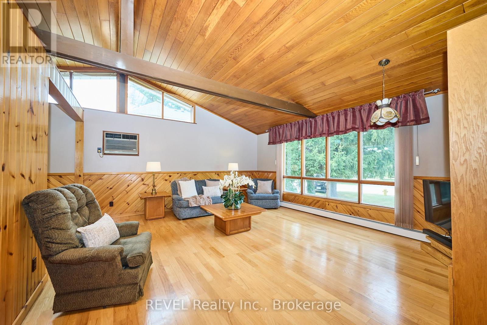 268 Canboro Road, Pelham, Ontario L0S 1M0 - Photo 8 - X12542296