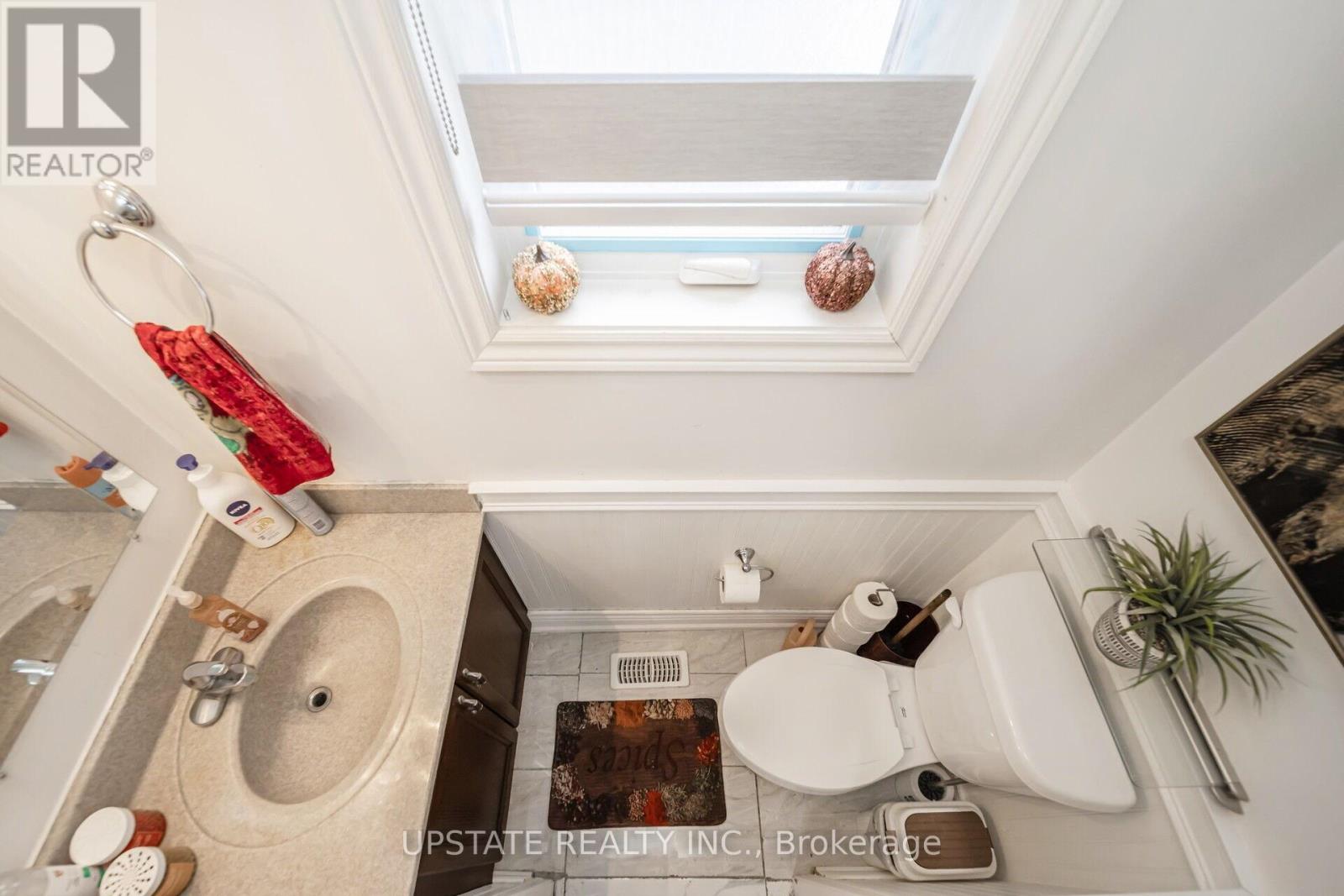 12 Bramfield Street, Brampton, Ontario L7A 2W3 - Photo 6 - W12333574