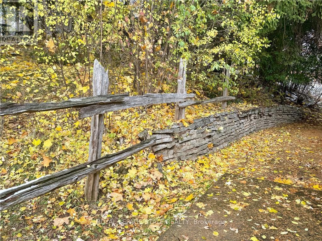 6 Begue Street, Hamilton, Ontario  L9H 2N2 - Photo 6 - X12541986