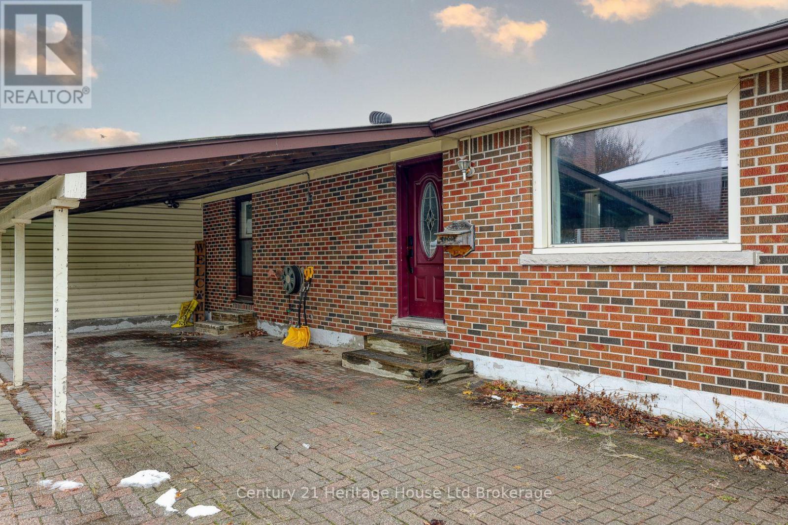 1037 Warwick Street, Woodstock, Ontario N4S 4S3 - Photo 5 - X12542248