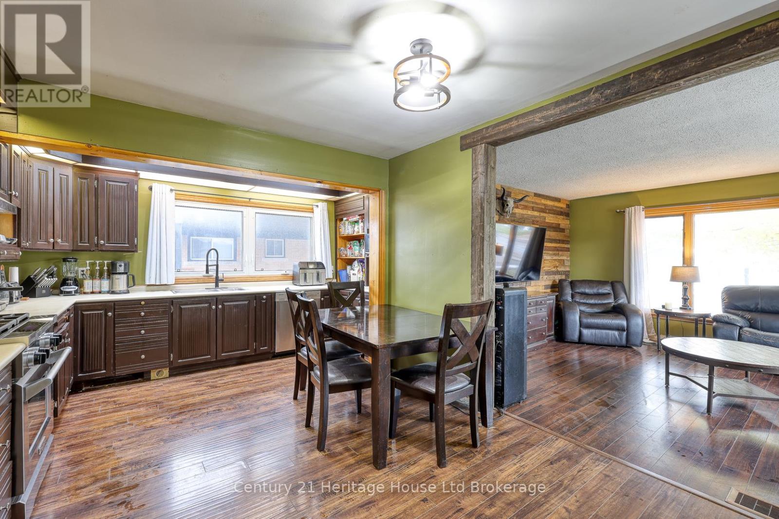 1037 Warwick Street, Woodstock, Ontario N4S 4S3 - Photo 9 - X12542248