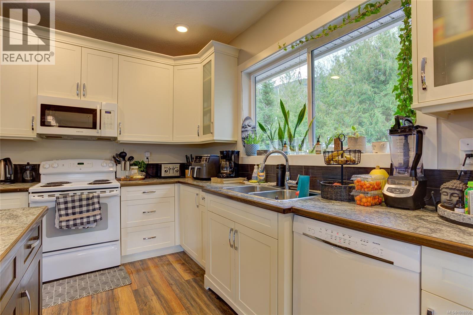 501 Mountain View Dr, Lake Cowichan, British Columbia V0R 2G1 - Photo 14 - 1018936