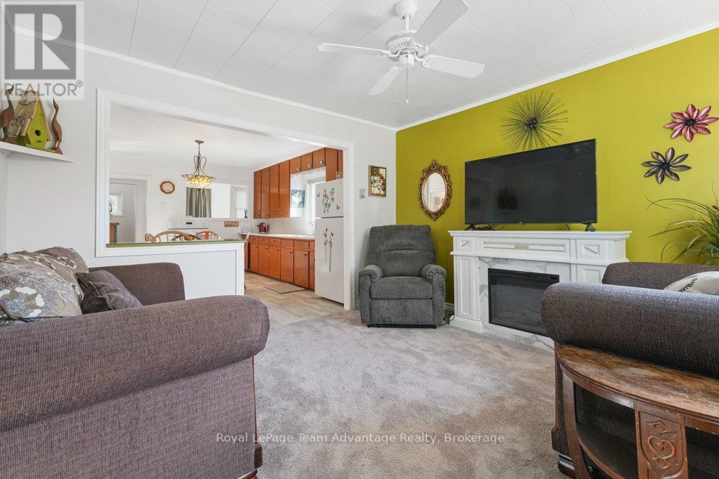 9 Hillcrest Avenue, Parry Sound, Ontario  P2A 1L5 - Photo 11 - X12518426