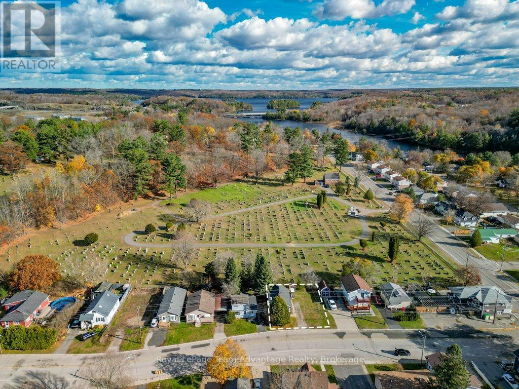 9 Hillcrest Avenue, Parry Sound, Ontario  P2A 1L5 - Photo 2 - X12518426