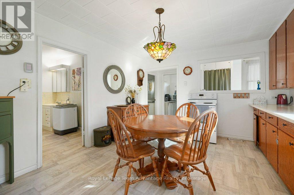 9 Hillcrest Avenue, Parry Sound, Ontario  P2A 1L5 - Photo 8 - X12518426