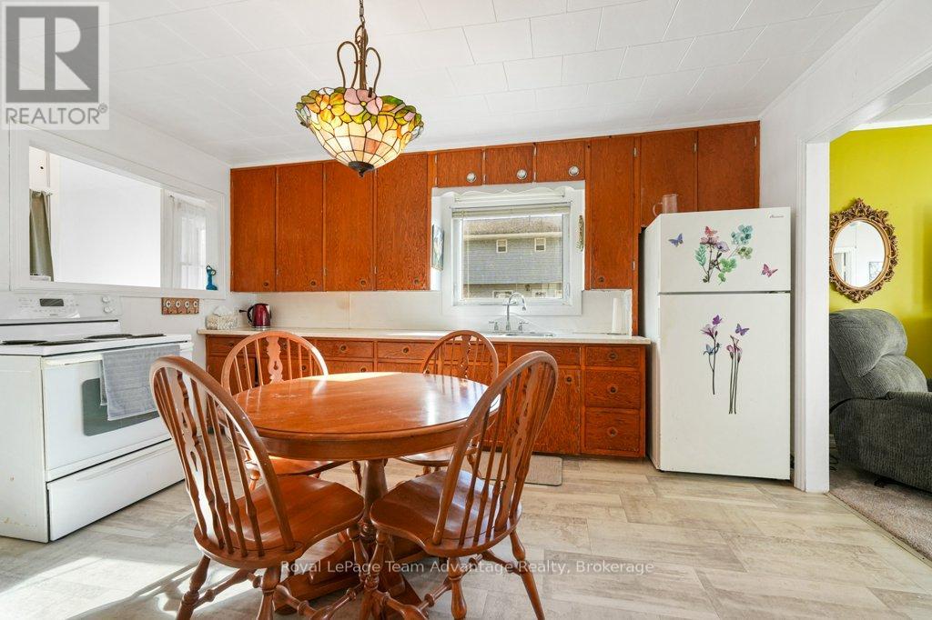 9 Hillcrest Avenue, Parry Sound, Ontario  P2A 1L5 - Photo 6 - X12518426