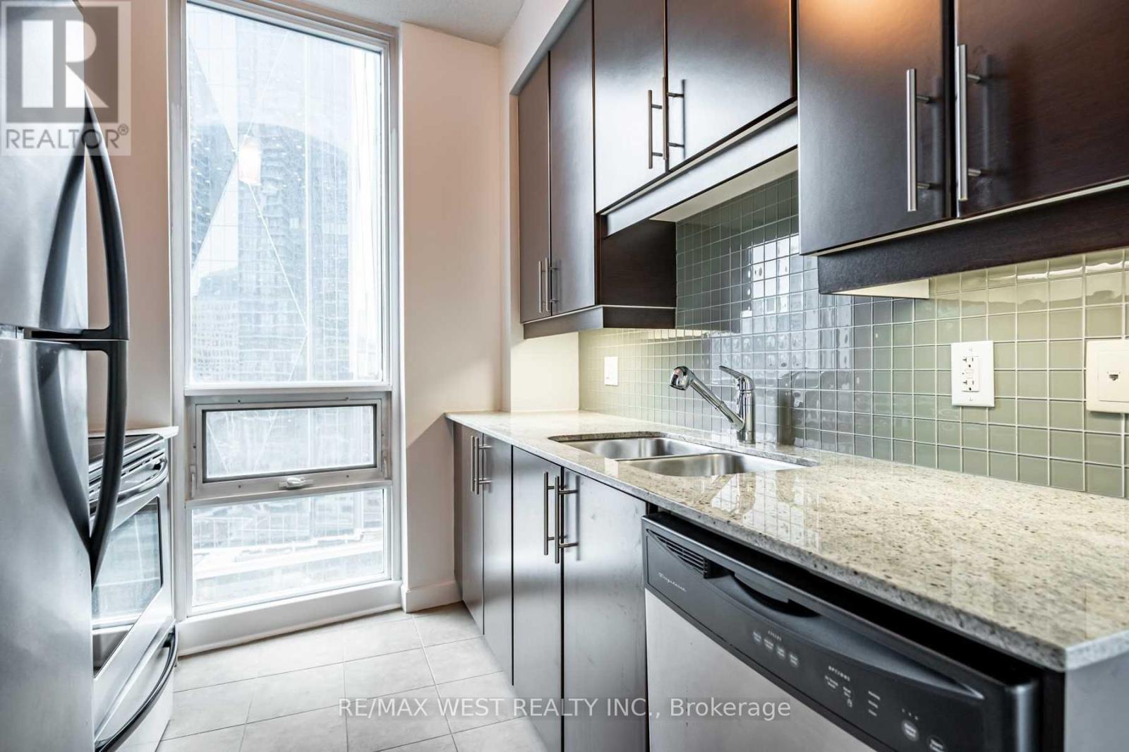 1605 - 18 Harbour Street N, Toronto, Ontario  M5J 2Z6 - Photo 10 - C12542252