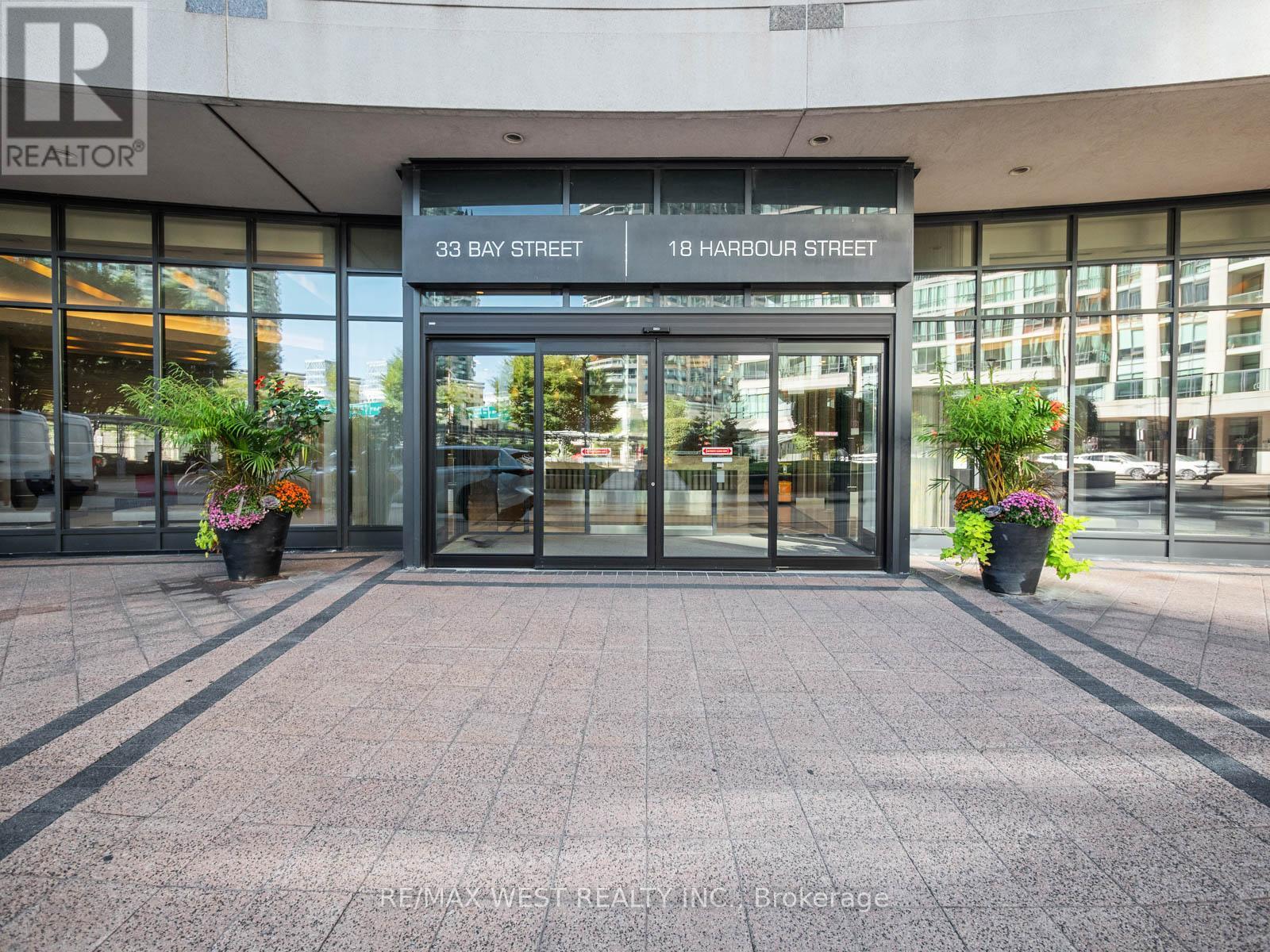 1605 - 18 Harbour Street N, Toronto, Ontario  M5J 2Z6 - Photo 2 - C12542252