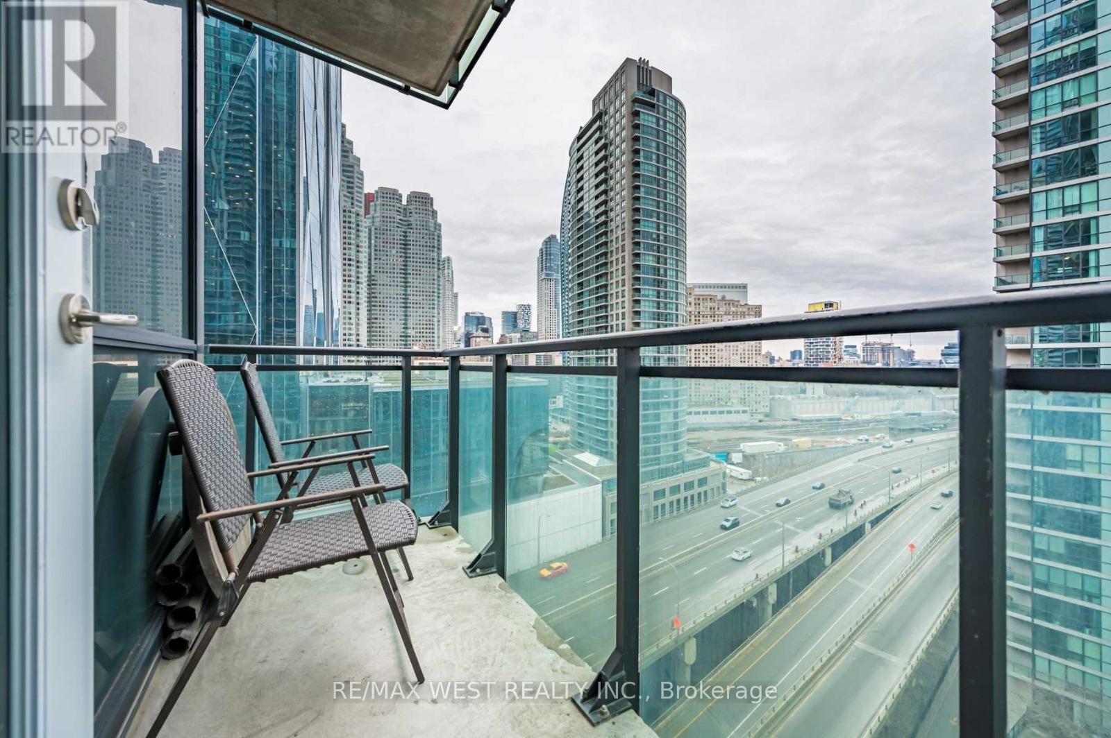 1605 - 18 Harbour Street N, Toronto, Ontario  M5J 2Z6 - Photo 7 - C12542252