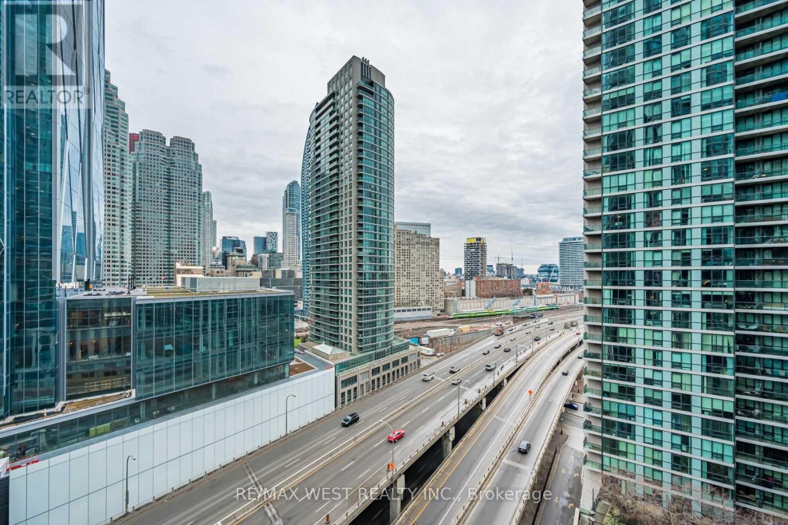 1605 - 18 Harbour Street N, Toronto, Ontario  M5J 2Z6 - Photo 9 - C12542252