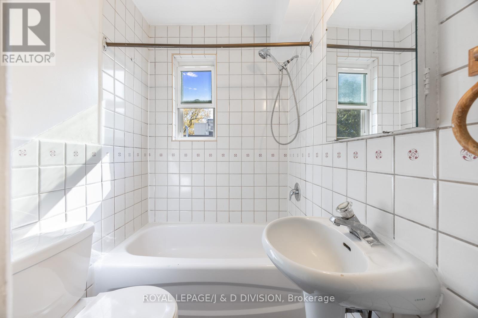 2 - 351 Melrose Avenue, Toronto, Ontario  M5M 3Y8 - Photo 5 - C12542292