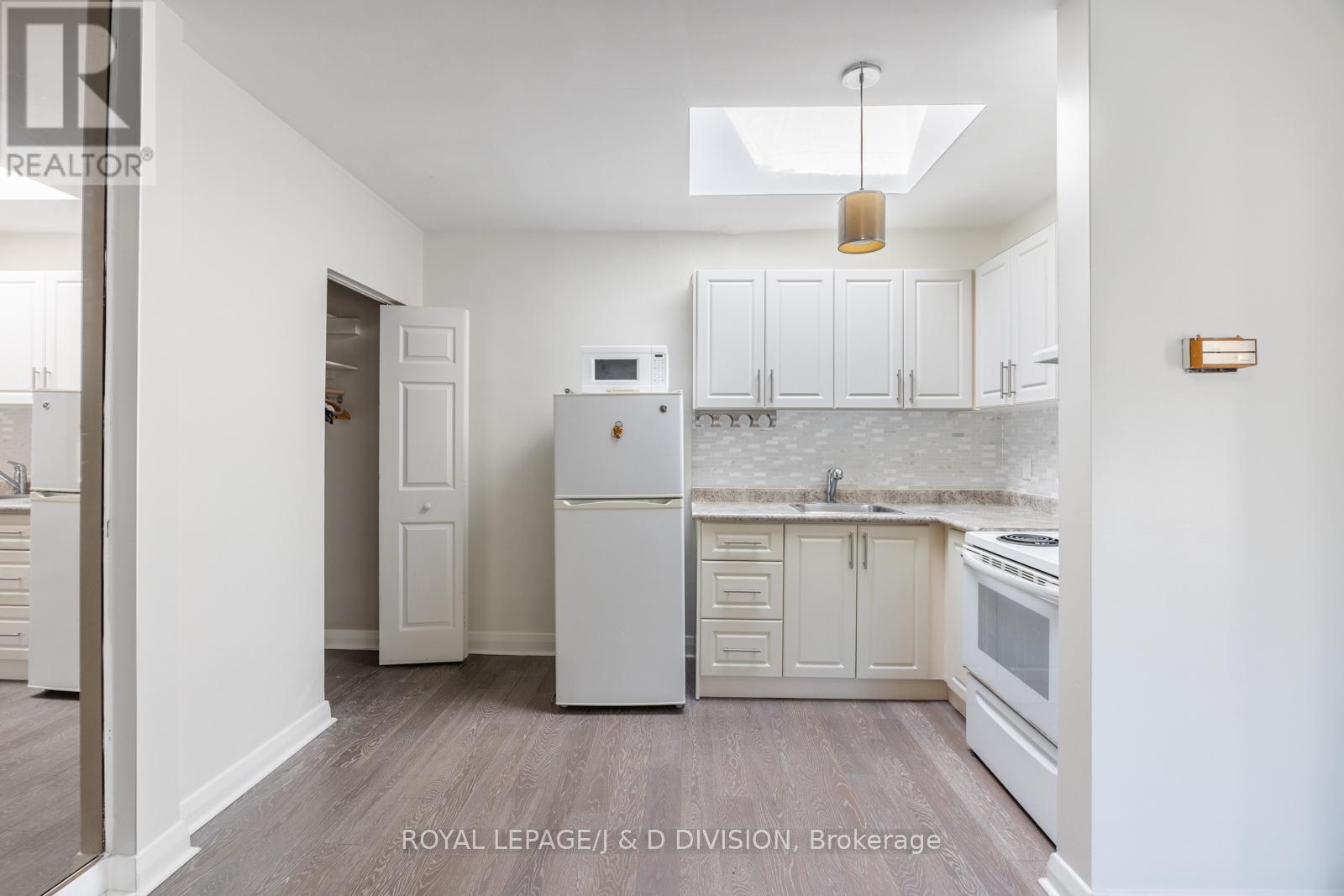 2 - 351 Melrose Avenue, Toronto, Ontario  M5M 3Y8 - Photo 9 - C12542292