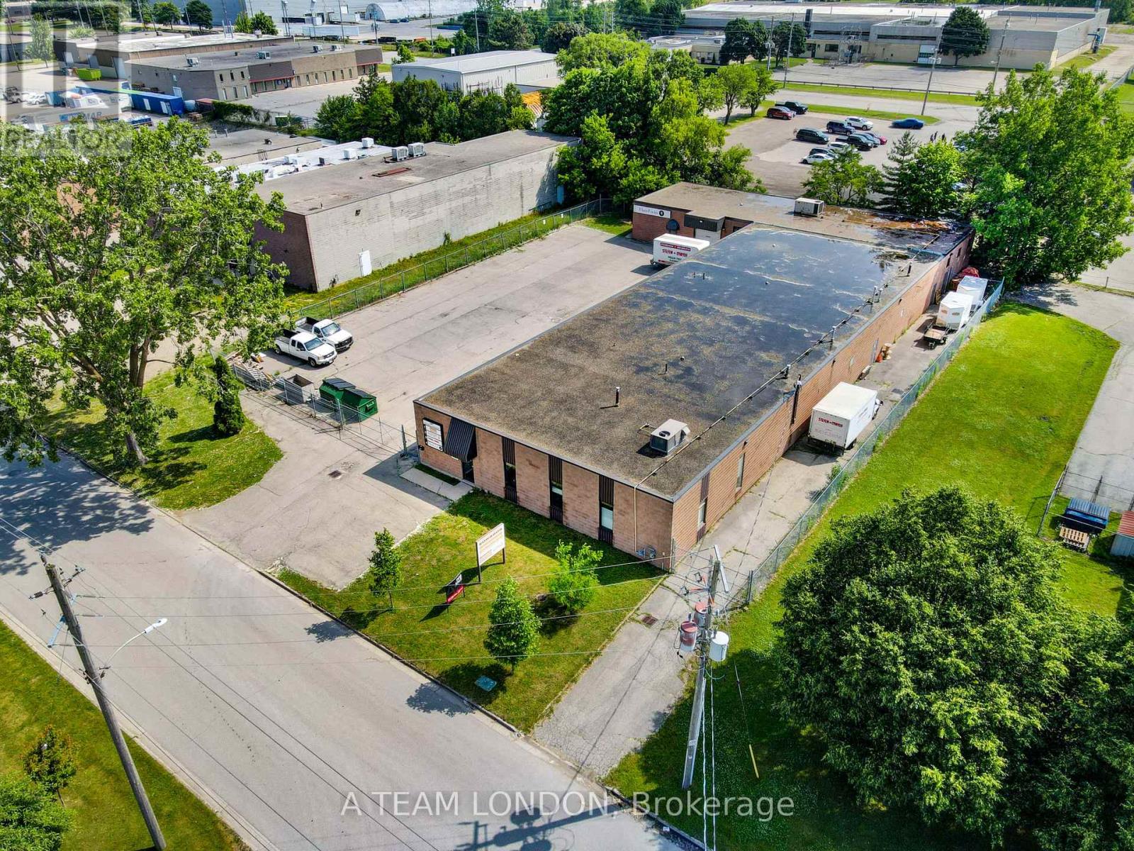 Unit 4 - 147 Stronach Crescent, London East, Ontario  N5V 3G5 - Photo 4 - X12542306
