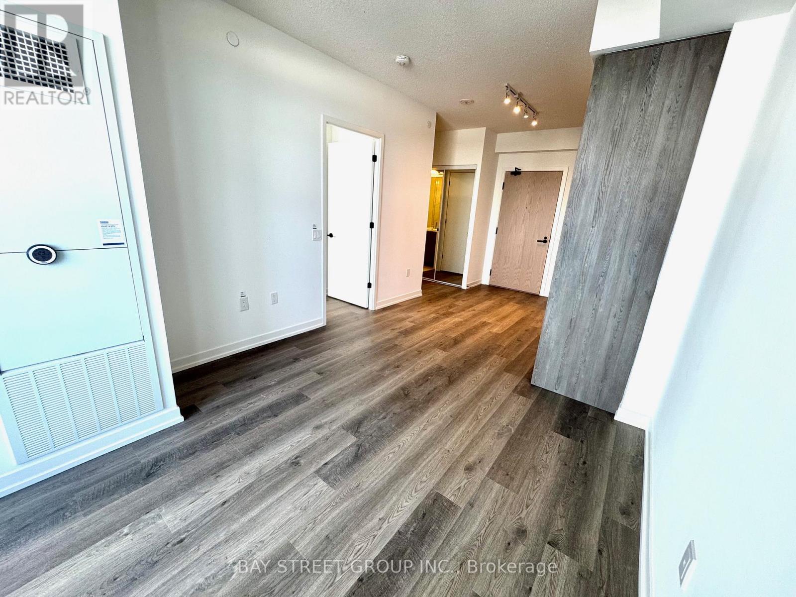 1205 - 8 Interchange Way, Vaughan, Ontario  L4K 0R2 - Photo 4 - N12542282