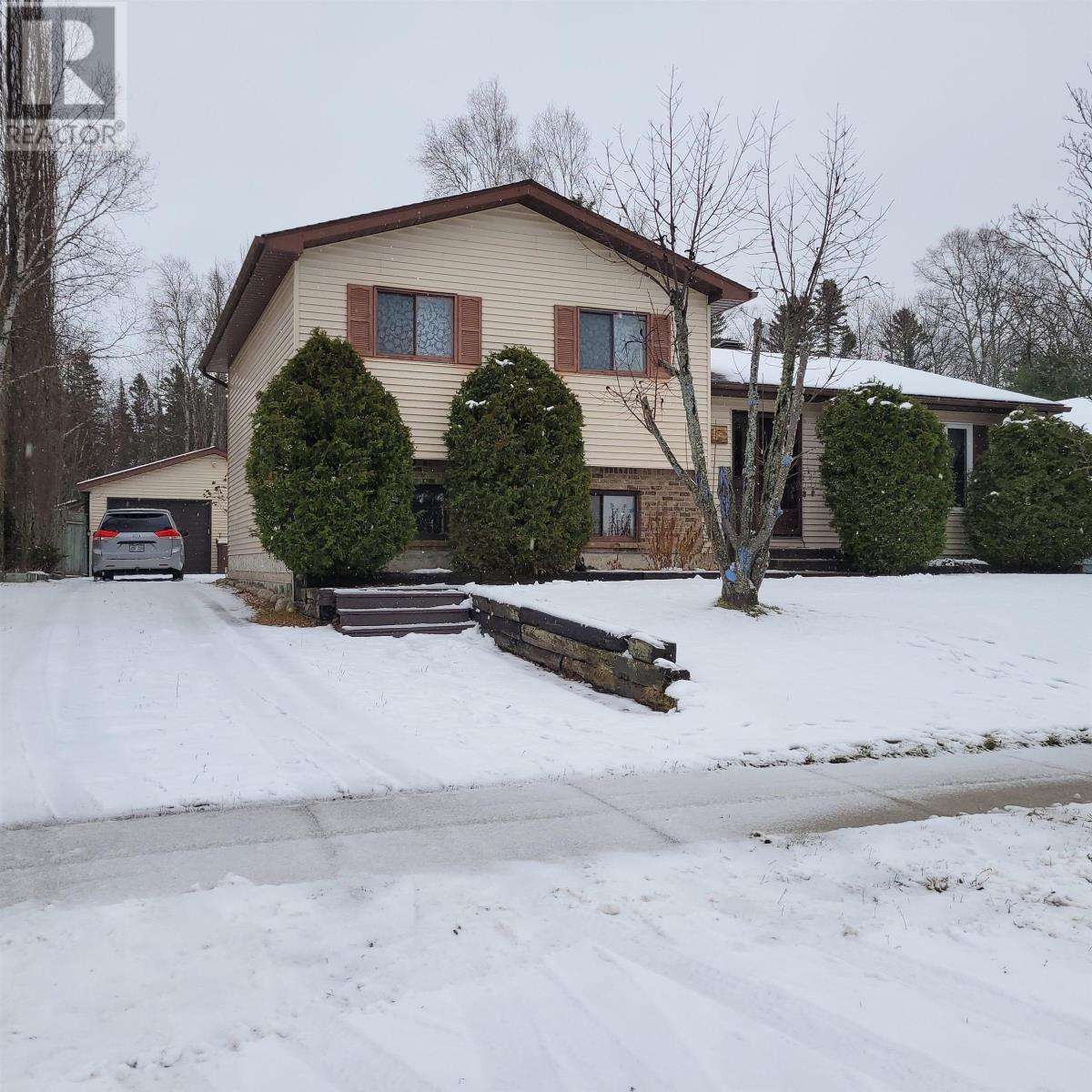 35 Bastedo Cres, Marathon, Ontario  P0T 2E0 - Photo 2 - TB253466