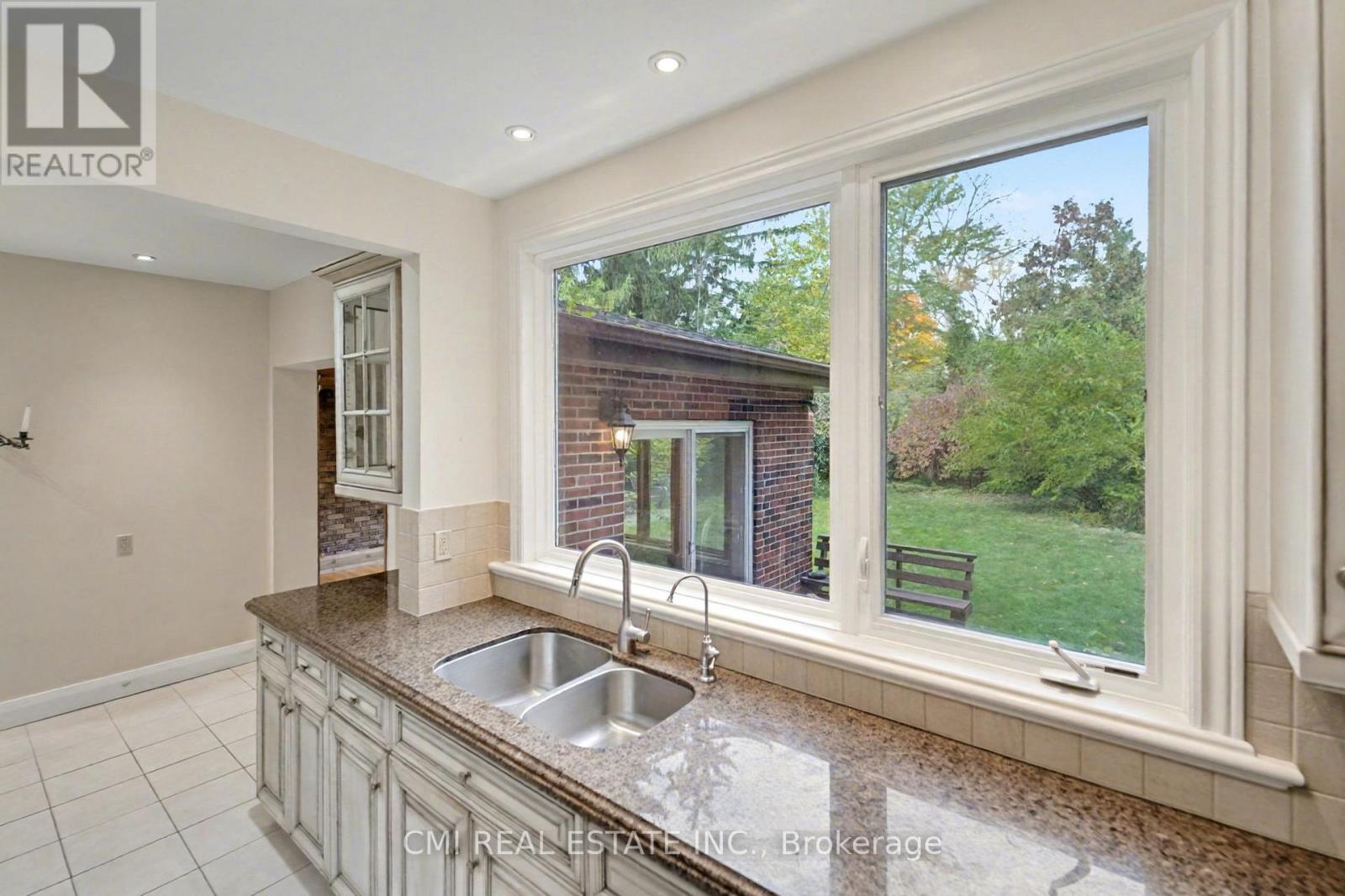 2317 Lakeshore Road, Burlington, Ontario  L7R 1B3 - Photo 14 - W12542228