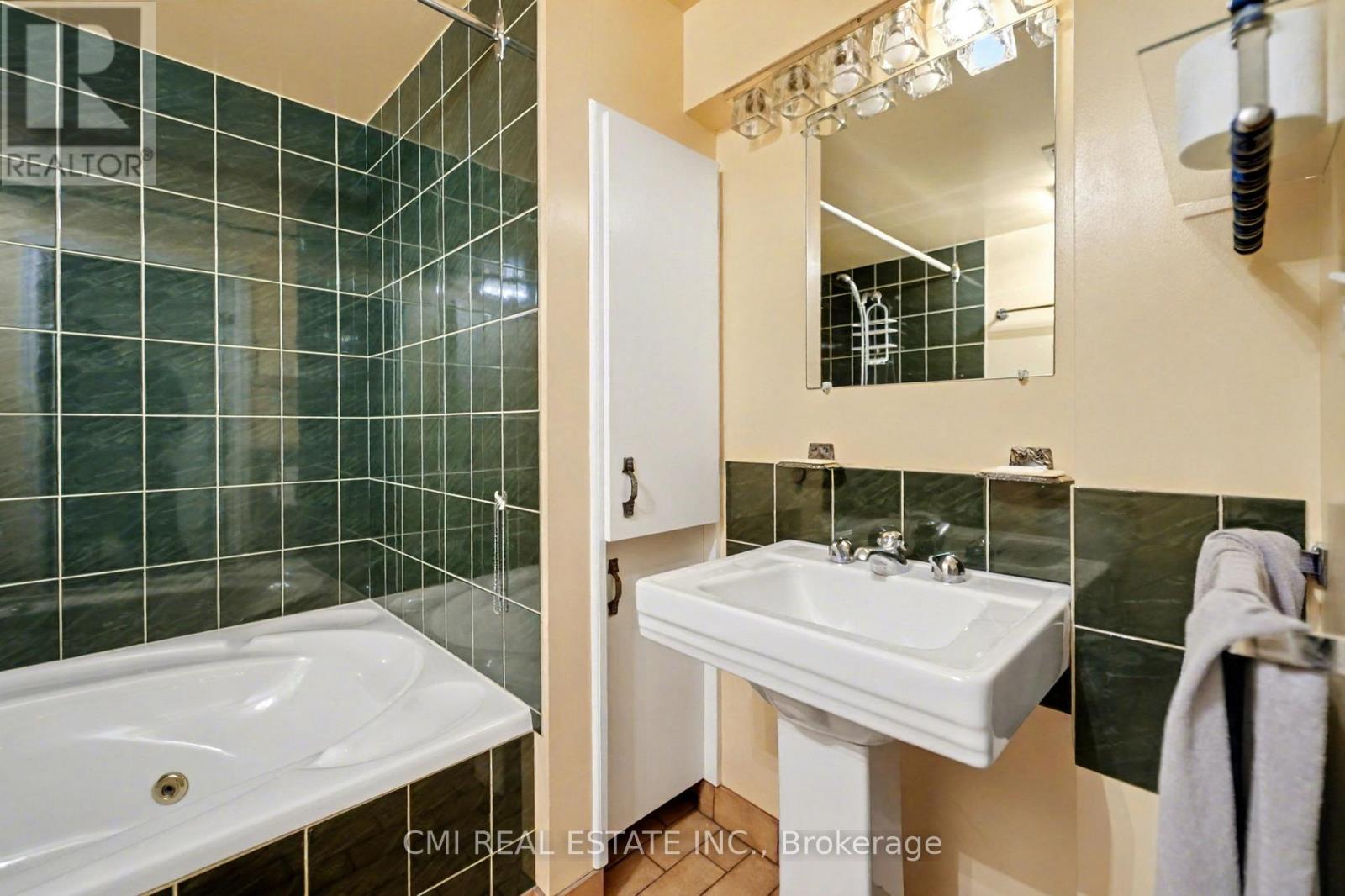 2317 Lakeshore Road, Burlington, Ontario  L7R 1B3 - Photo 41 - W12542228