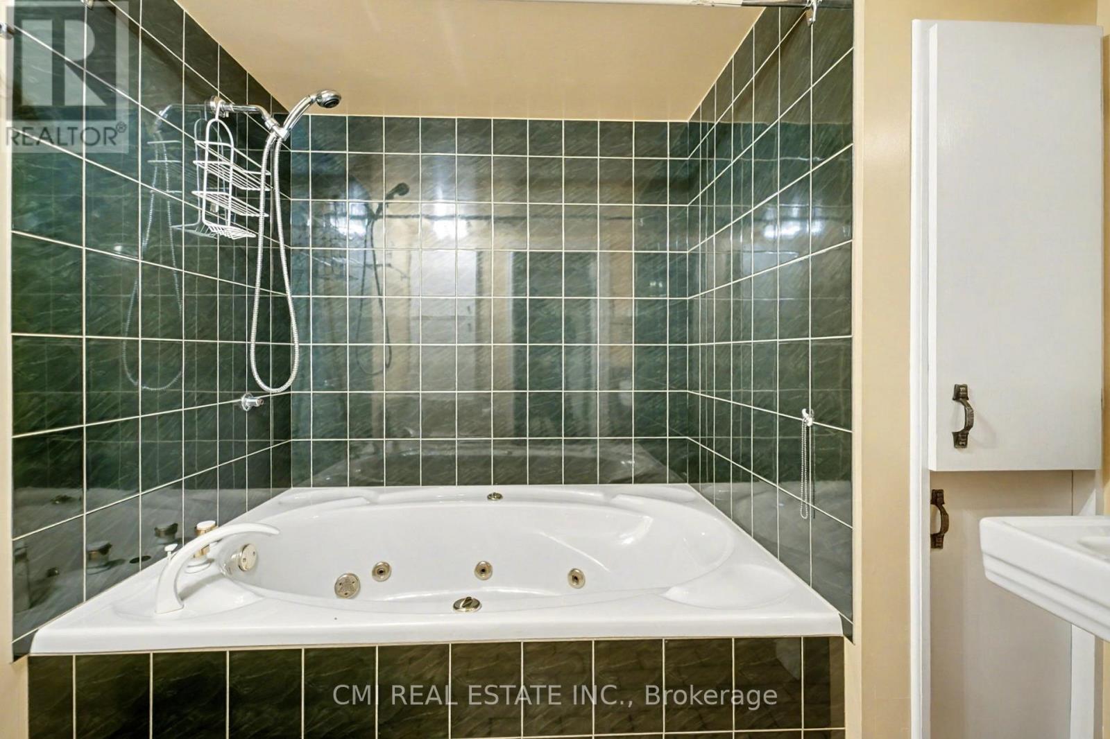 2317 Lakeshore Road, Burlington, Ontario  L7R 1B3 - Photo 42 - W12542228