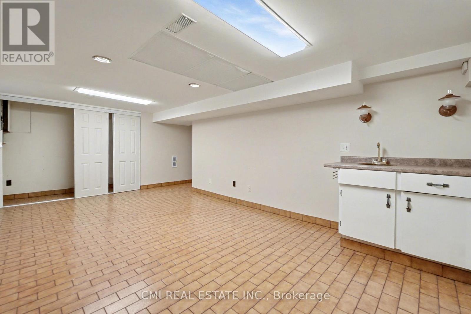 2317 Lakeshore Road, Burlington, Ontario  L7R 1B3 - Photo 44 - W12542228