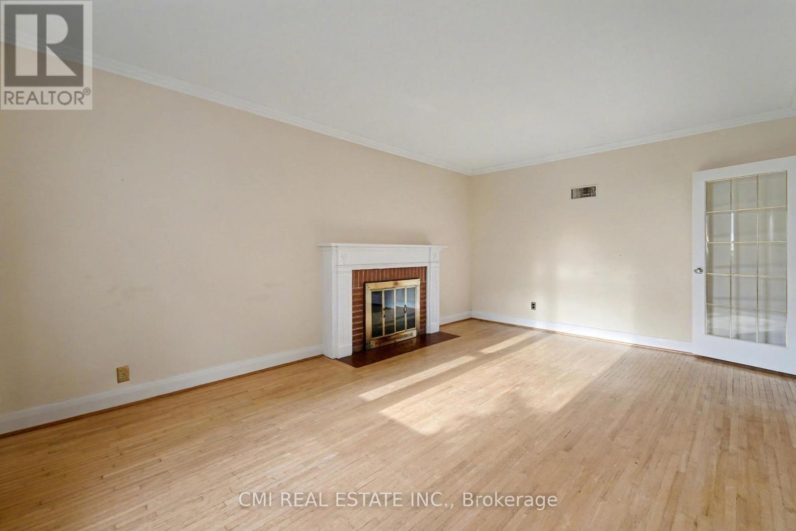 2317 Lakeshore Road, Burlington, Ontario  L7R 1B3 - Photo 5 - W12542228