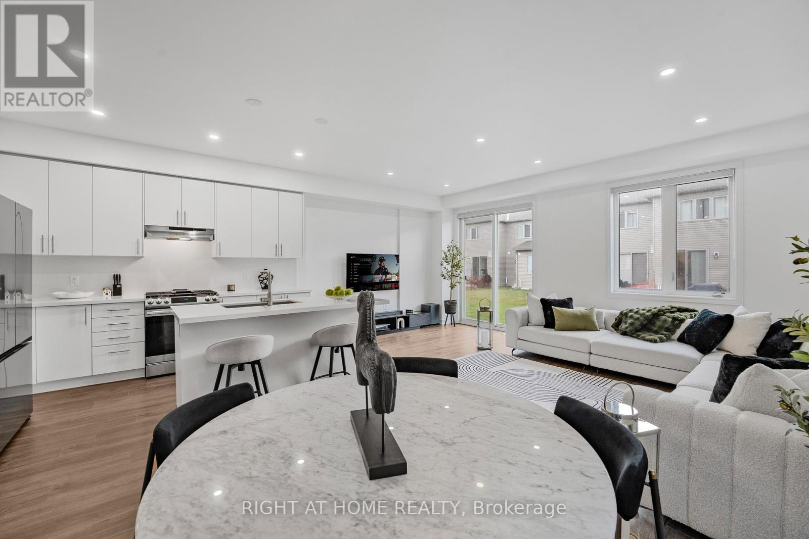 39 Edminston Drive, Centre Wellington, Ontario  N1M 0J1 - Photo 8 - X12542194