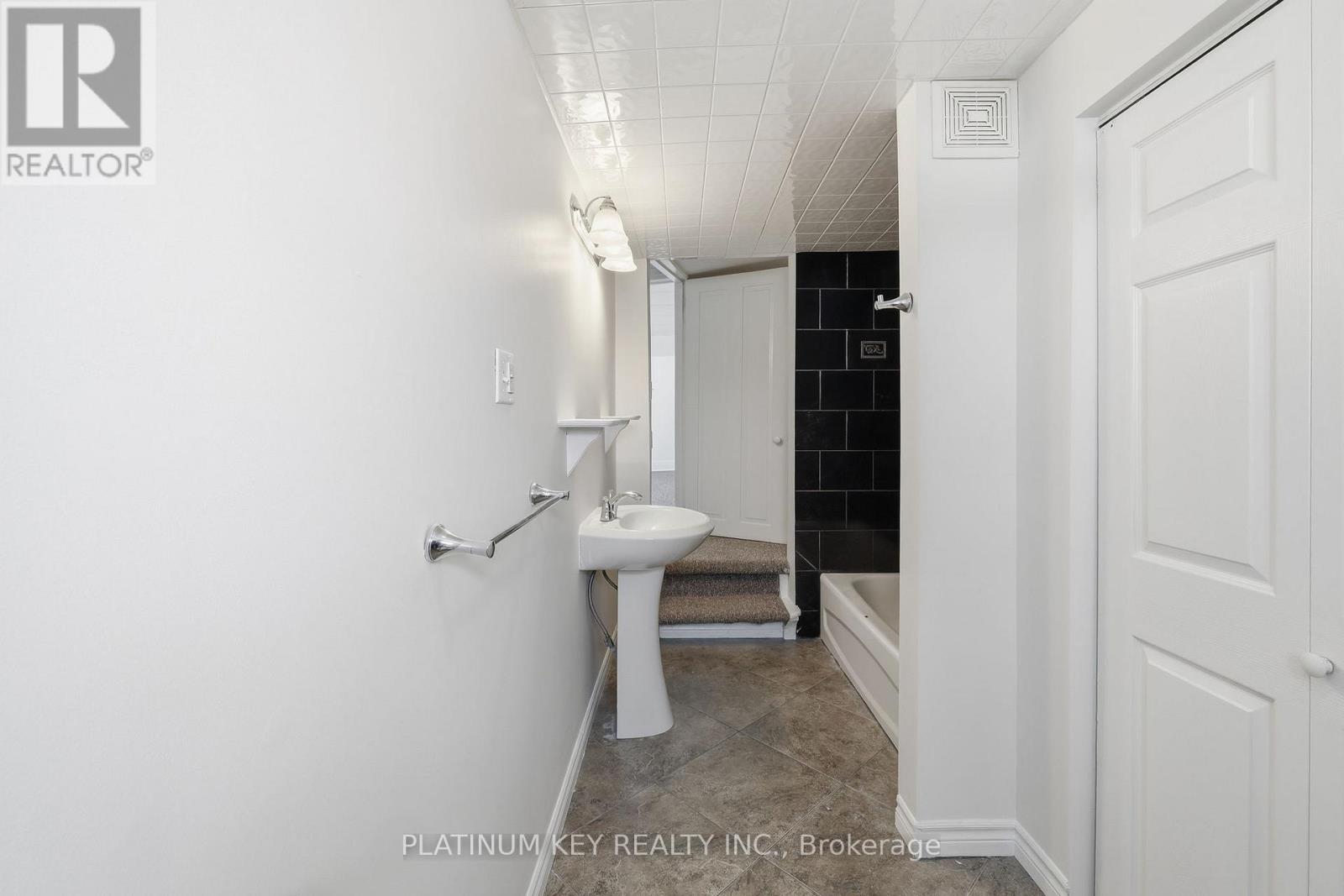 202 Thames Street N, Ingersoll, Ontario  N5C 3E4 - Photo 18 - X12542320