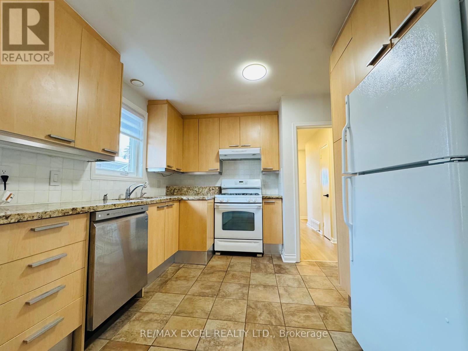 Main - 98 Newton Drive, Toronto, Ontario  M2M 2N1 - Photo 4 - C12542394