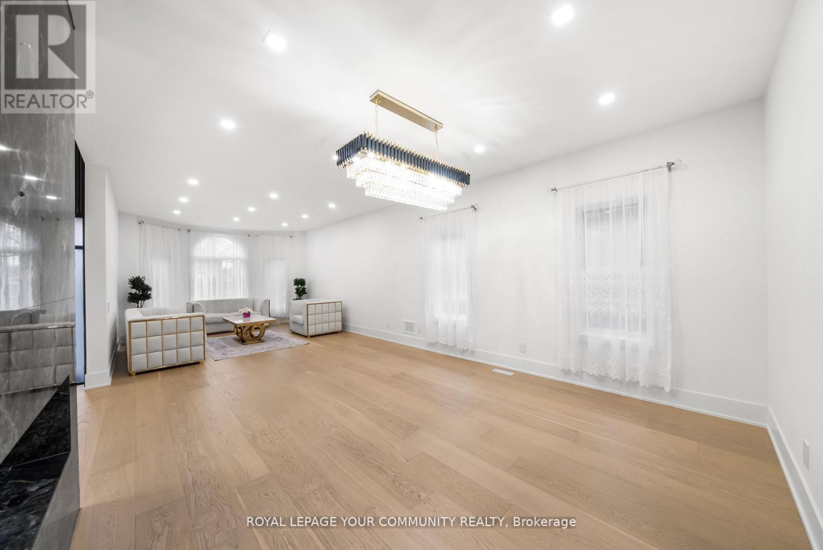 72a Oxford Street, Richmond Hill, Ontario  L4C 4L5 - Photo 5 - N12542334