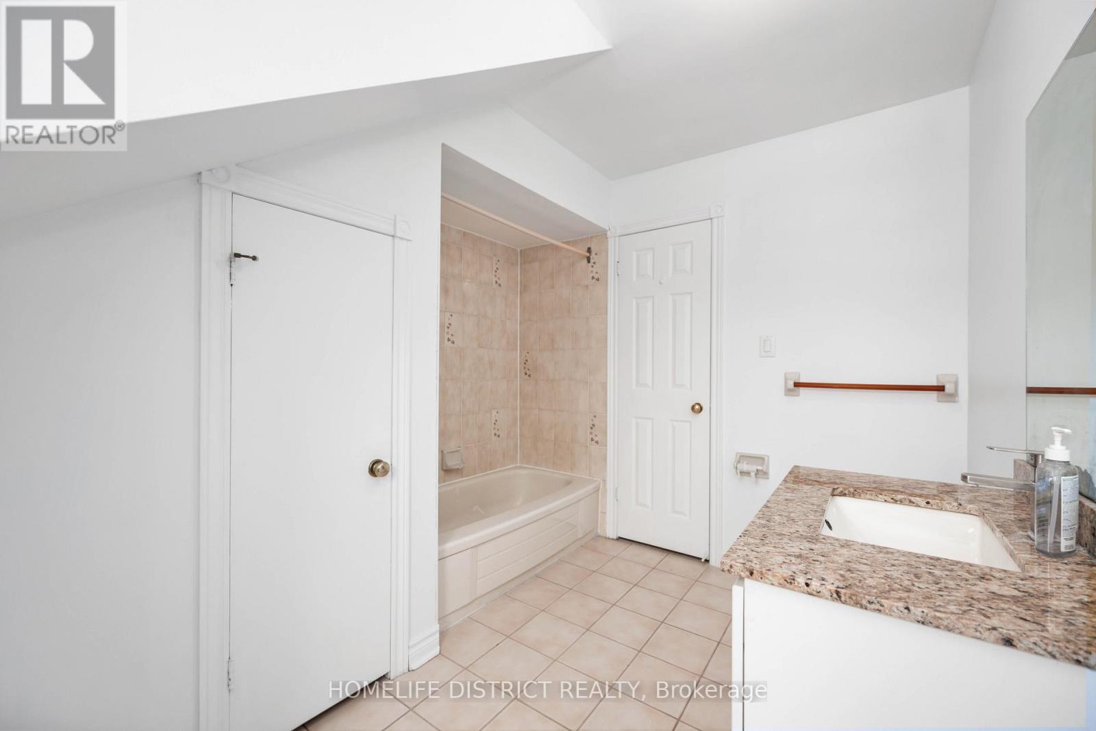 1 Grovepark Street, Richmond Hill, Ontario  L4E 2R5 - Photo 7 - N12542396