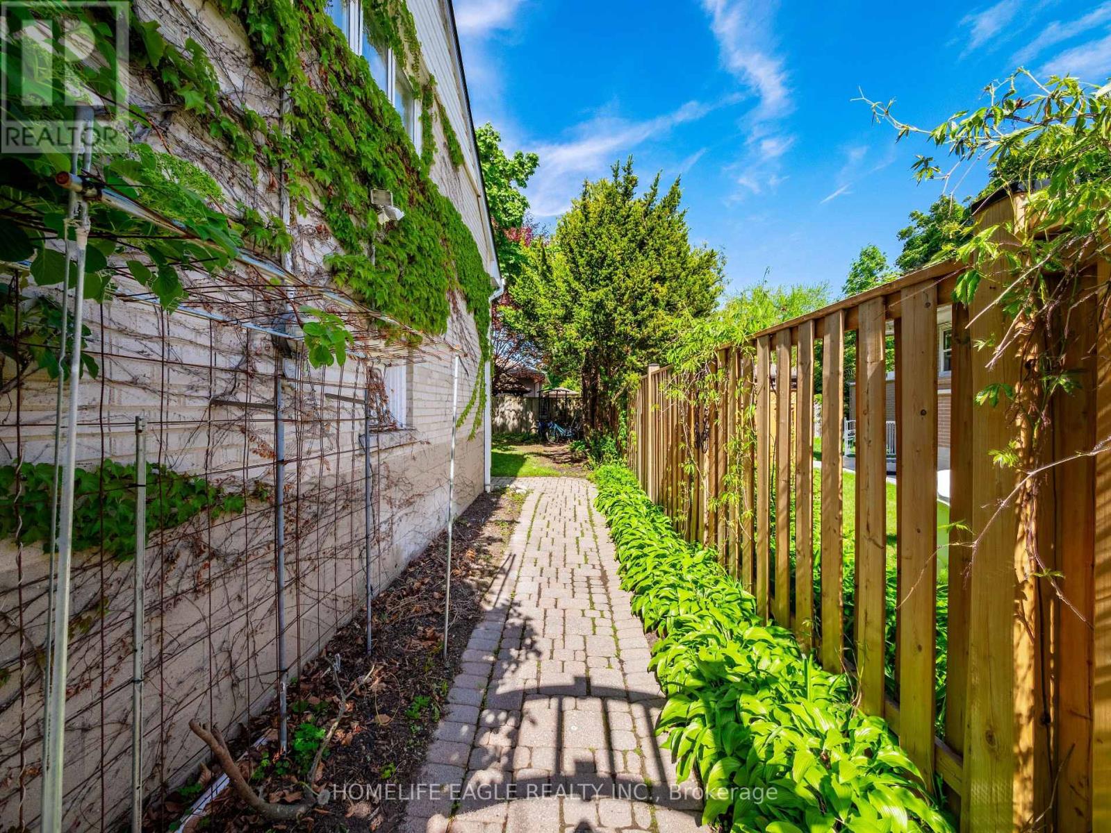 11 Knollside Drive, Richmond Hill, Ontario L4C 4W7 - Photo 24 - N12542476