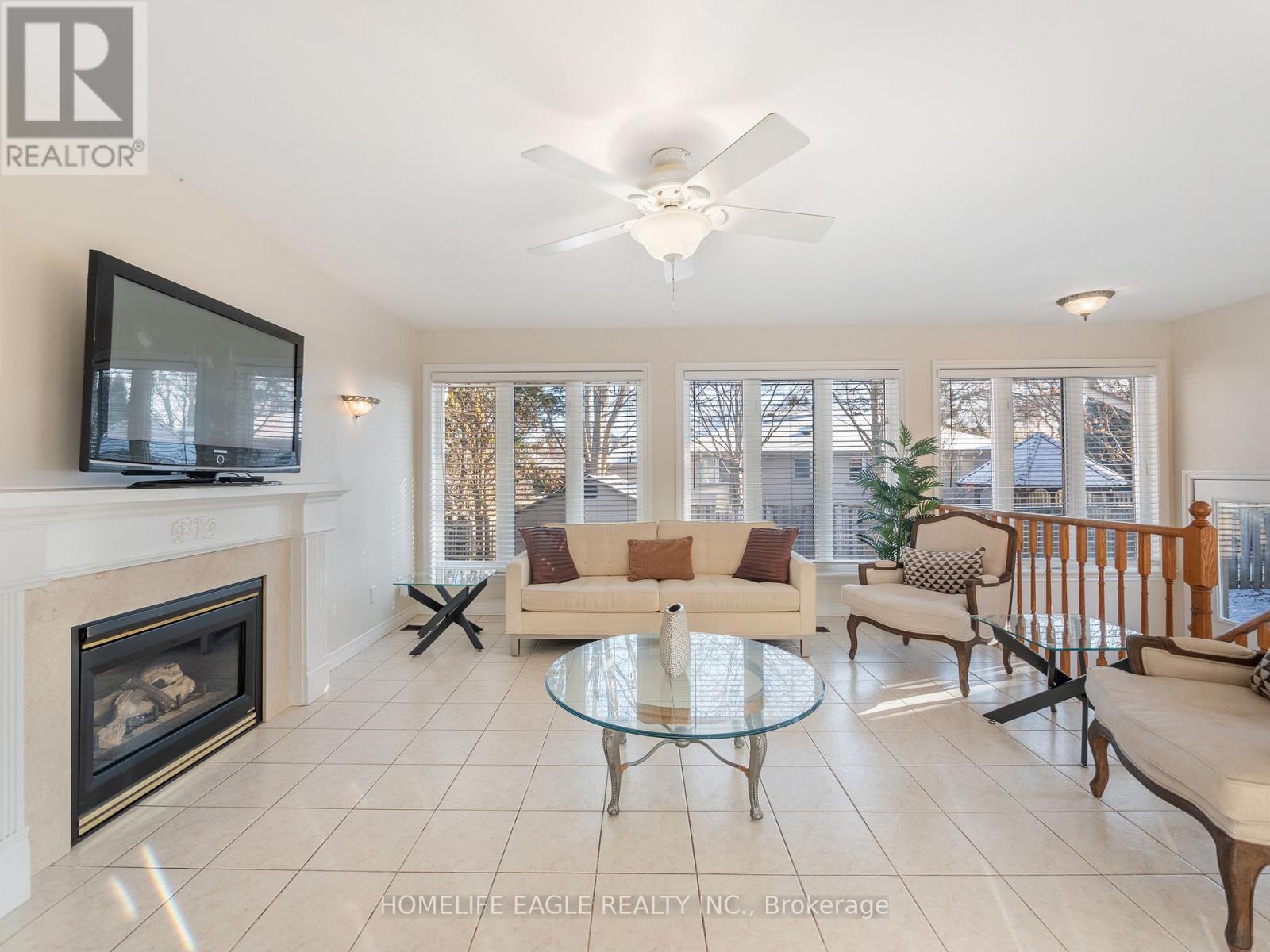 11 Knollside Drive, Richmond Hill, Ontario L4C 4W7 - Photo 6 - N12542476