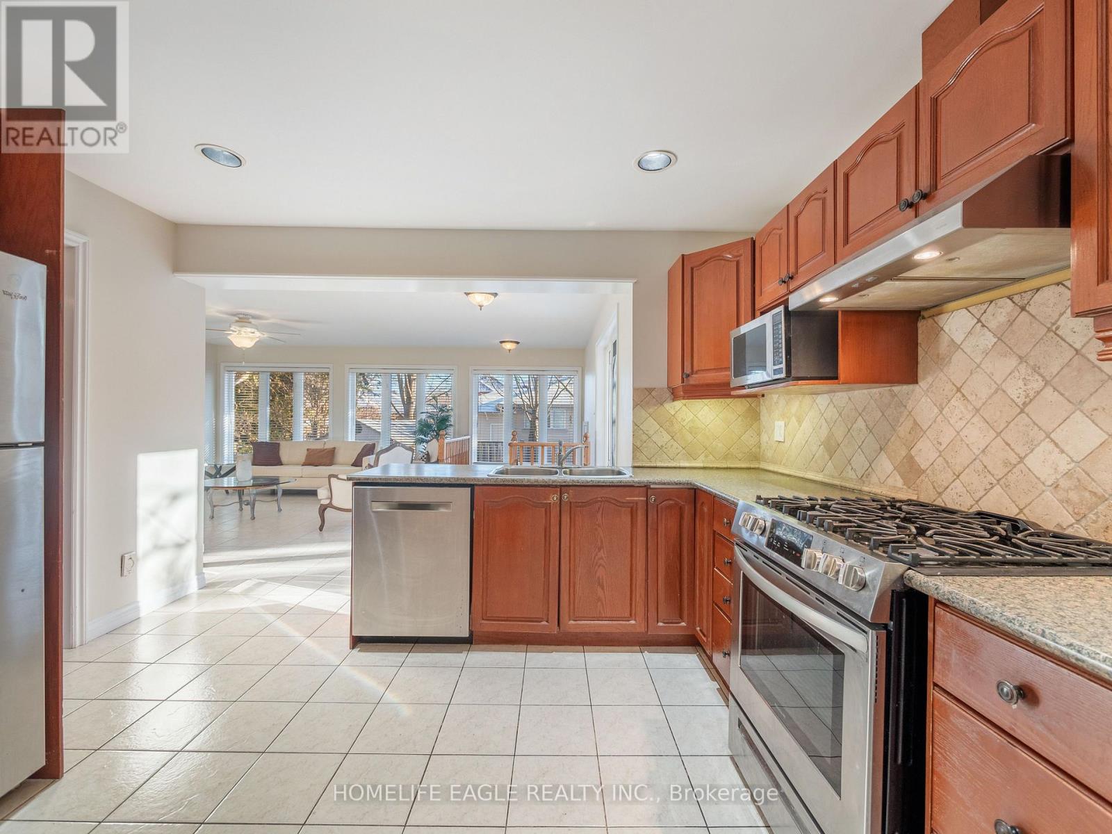 11 Knollside Drive, Richmond Hill, Ontario L4C 4W7 - Photo 8 - N12542476