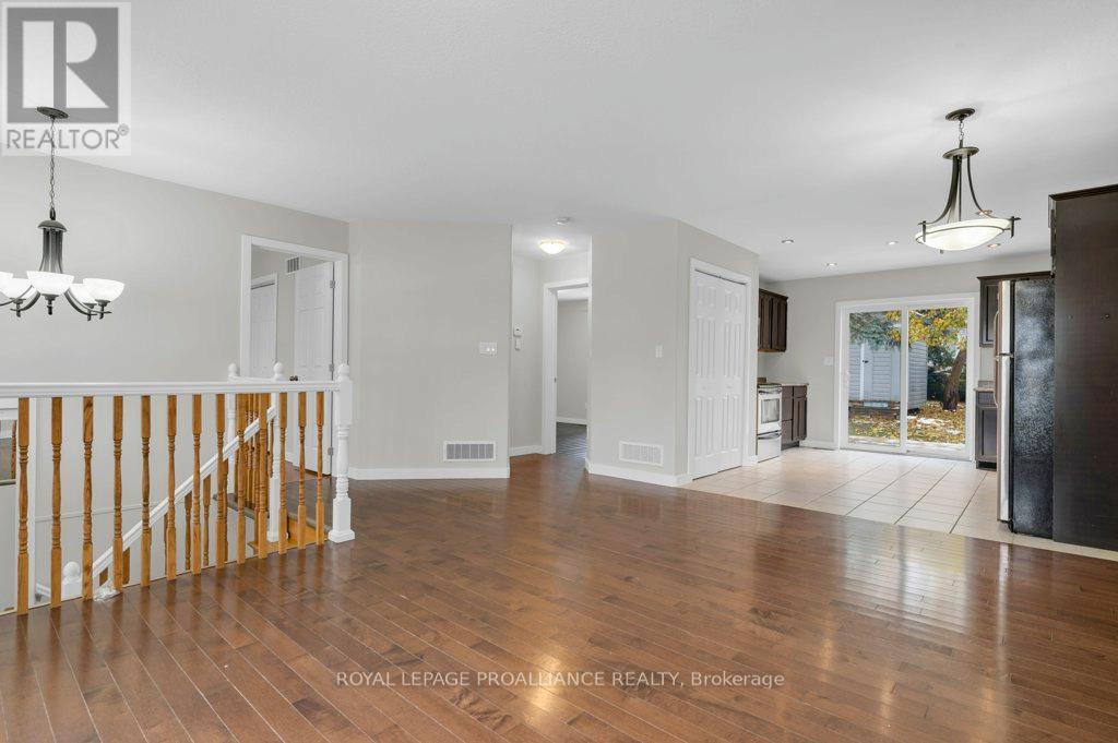 152 Cannifton Road N, Belleville, Ontario K8P 2T1 - Photo 11 - X12542572