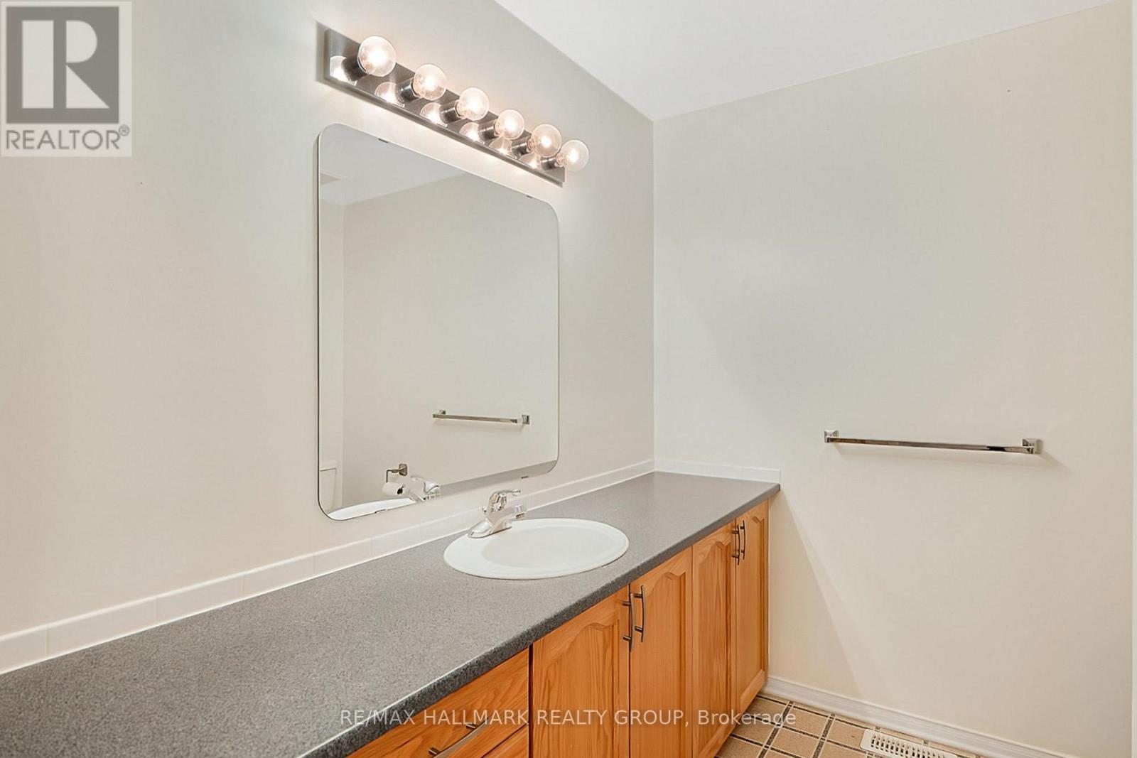 92 Southpointe Avenue, Ottawa, Ontario  K2J 4T5 - Photo 13 - X12542566