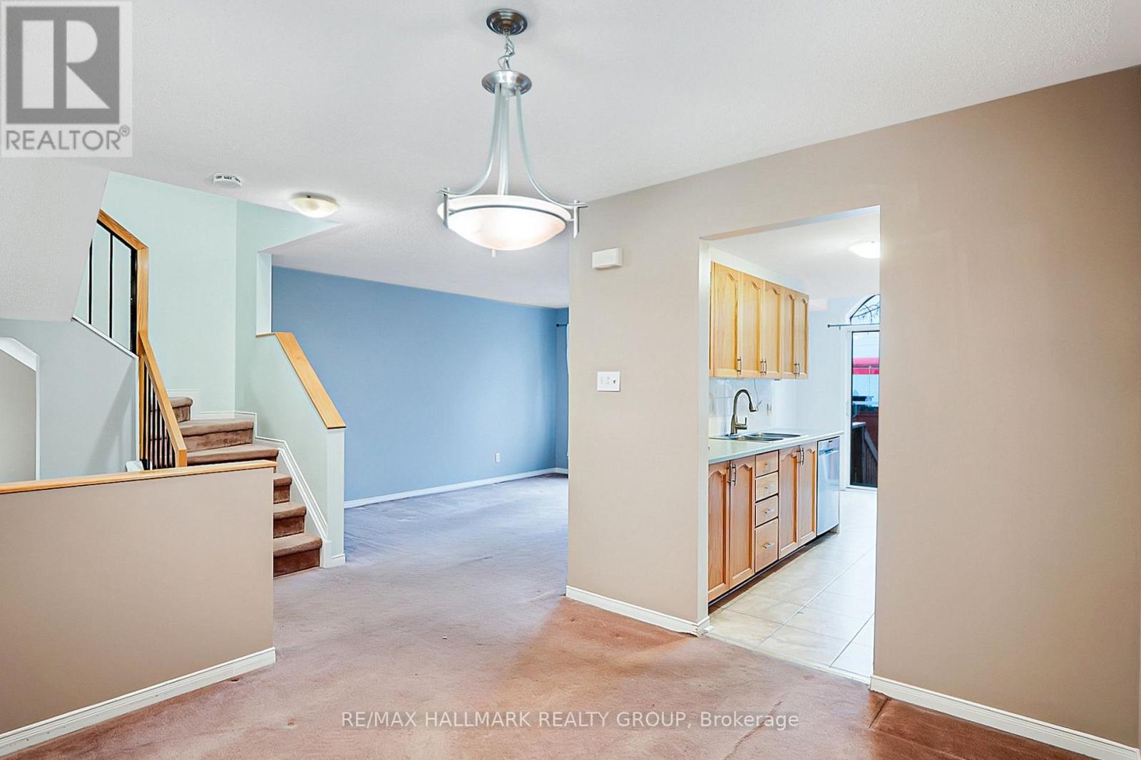 92 Southpointe Avenue, Ottawa, Ontario  K2J 4T5 - Photo 2 - X12542566