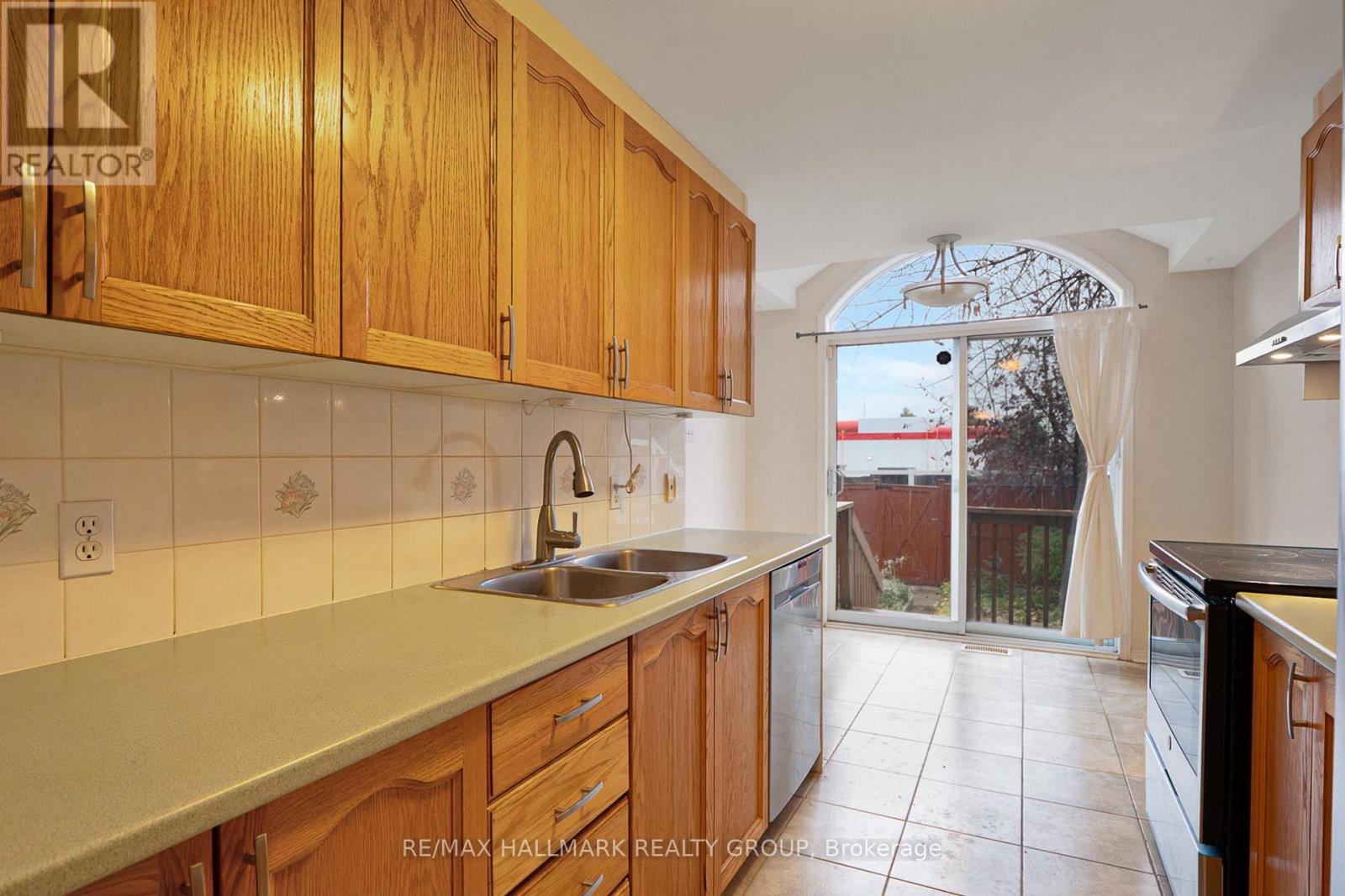 92 Southpointe Avenue, Ottawa, Ontario  K2J 4T5 - Photo 4 - X12542566