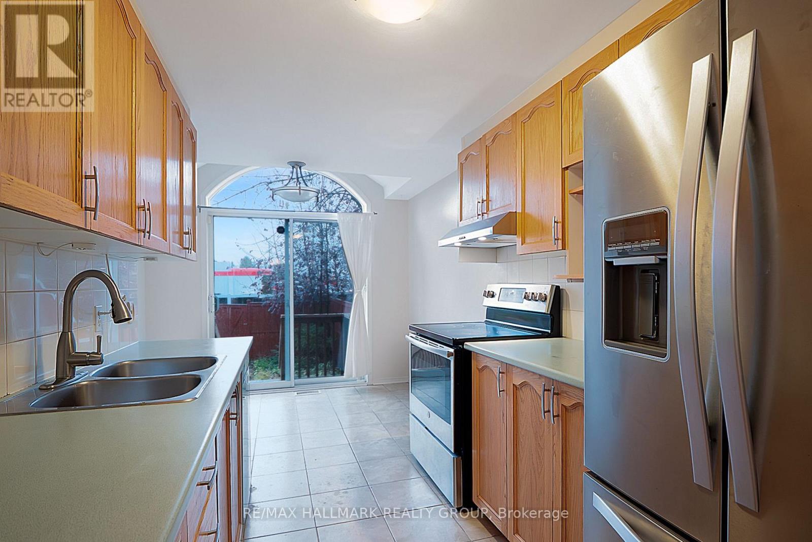 92 Southpointe Avenue, Ottawa, Ontario  K2J 4T5 - Photo 5 - X12542566