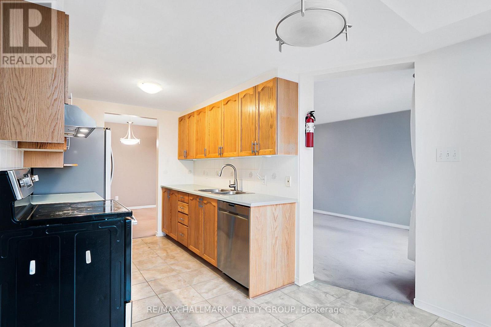 92 Southpointe Avenue, Ottawa, Ontario  K2J 4T5 - Photo 6 - X12542566