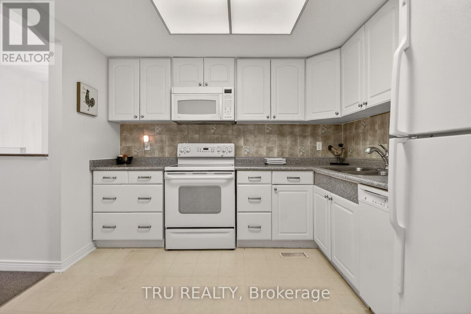 82 - 215 Temby Private, Ottawa, Ontario  K1T 2W1 - Photo 11 - X12542610