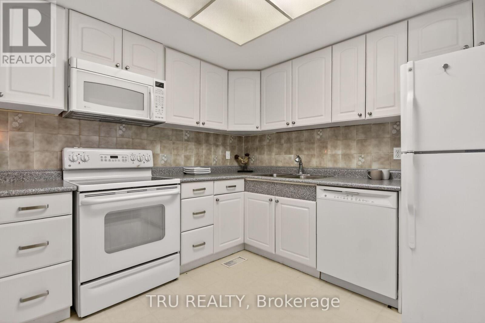 82 - 215 Temby Private, Ottawa, Ontario  K1T 2W1 - Photo 12 - X12542610