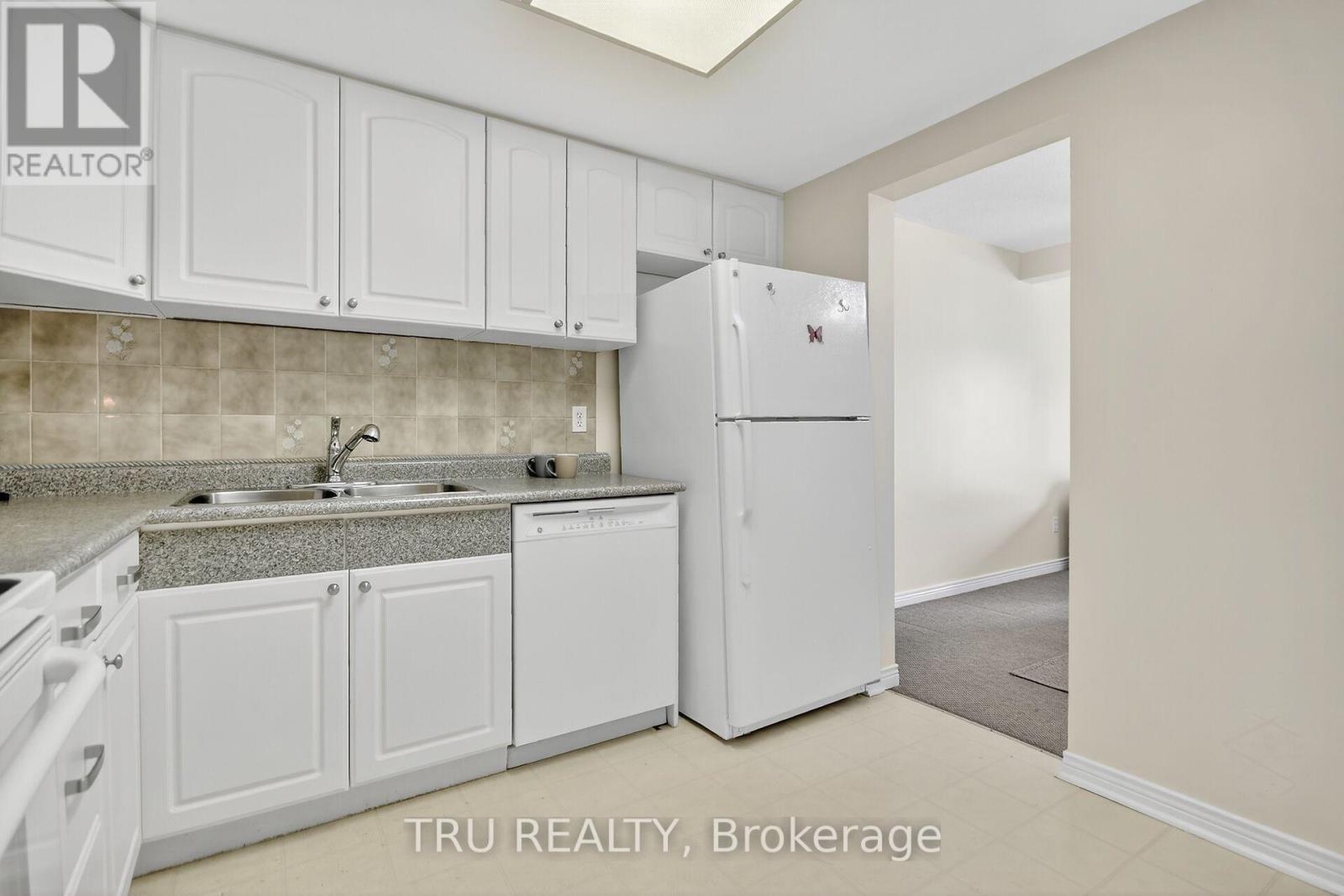 82 - 215 Temby Private, Ottawa, Ontario  K1T 2W1 - Photo 13 - X12542610