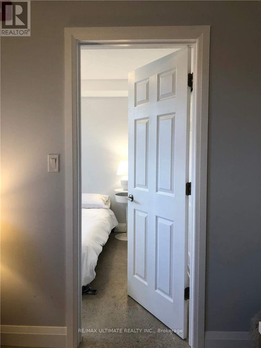 9 - 230 South Kingsway, Toronto, Ontario  M6S 3T9 - Photo 4 - W12542366